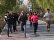 东城置业公司组织员工开展“我运动、我健康、我快乐，环湿地公园越野赛”活动